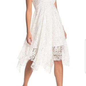 BEAUTIFUL WHITE LACE DRESS - SIZE 6